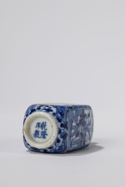 Snuff bottle in porcellana bianca e blu. Cina, secolo XIX  - Asta Arte orientale - Associazione Nazionale - Case d'Asta italiane