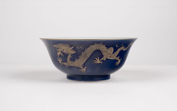 Ciotola in porcellana a fondo blu. Cina, fine secolo XIX  - Asta Arte orientale - Associazione Nazionale - Case d'Asta italiane