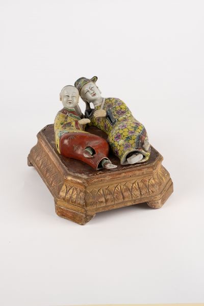 Due figure sdraiate in porcellana policroma. Cina, secolo XIX  - Asta Arte orientale - Associazione Nazionale - Case d'Asta italiane