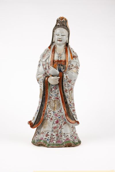 Grande scultura in porcellana policroma raffigurante Guanyin. Cina, secolo XVIII  - Asta Arte orientale - Associazione Nazionale - Case d'Asta italiane