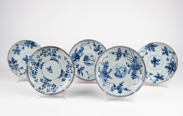 Cinque piattini a invetriatura marrone, in porcellana bianca e blu. Cina, secolo XVIII  - Asta Arte orientale - Associazione Nazionale - Case d'Asta italiane