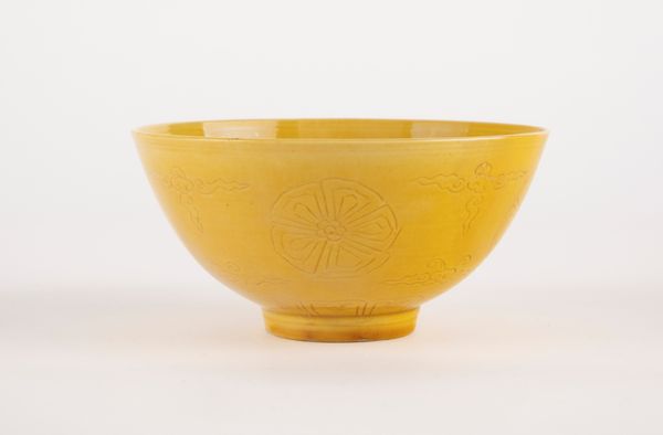 Ciotola in porcellana gialla. Cina, periodo Kangxi (1661-1722)  - Asta Arte orientale - Associazione Nazionale - Case d'Asta italiane