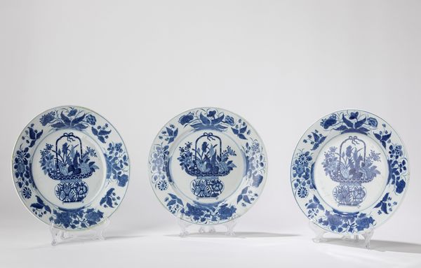 Tre piatti in porcellana bianca e blu. Cina, periodo Qianlong (1735-1796)  - Asta Arte orientale - Associazione Nazionale - Case d'Asta italiane
