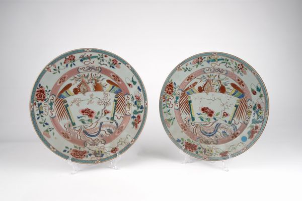 Coppia di piatti in porcellana Famiglia Rosa. Cina, secolo XVIII  - Asta Arte orientale - Associazione Nazionale - Case d'Asta italiane