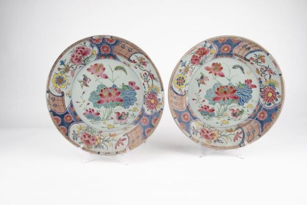 Coppia di piatti in porcellana Famiglia Rosa. Cina, secolo XVIII  - Asta Arte orientale - Associazione Nazionale - Case d'Asta italiane