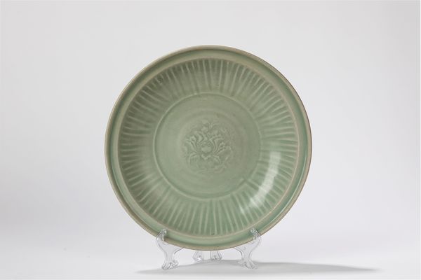 Piatto in porcellana celadon Longquan. Cina, fine dinastia Yuan/inizio dinastia Ming  - Asta Arte orientale - Associazione Nazionale - Case d'Asta italiane