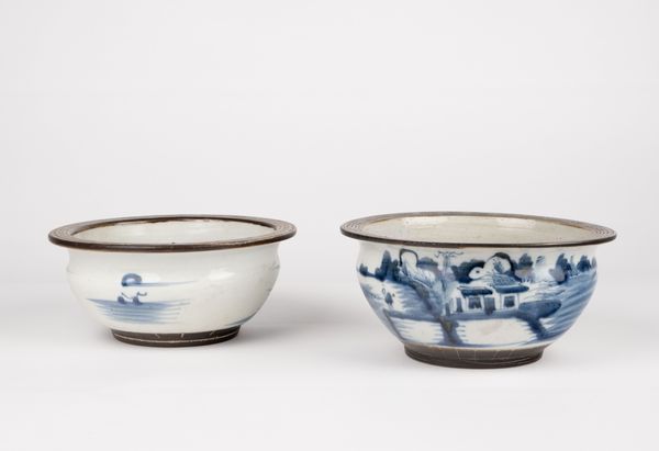 Due ciotole in porcellana a decoro bianco e blu. Cina, fine secolo XIX  - Asta Arte orientale - Associazione Nazionale - Case d'Asta italiane