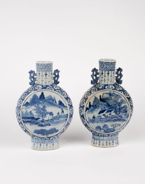 Due vasi moonflask in porcellana bianca e blu. Cina, inizi secolo XX  - Asta Arte orientale - Associazione Nazionale - Case d'Asta italiane