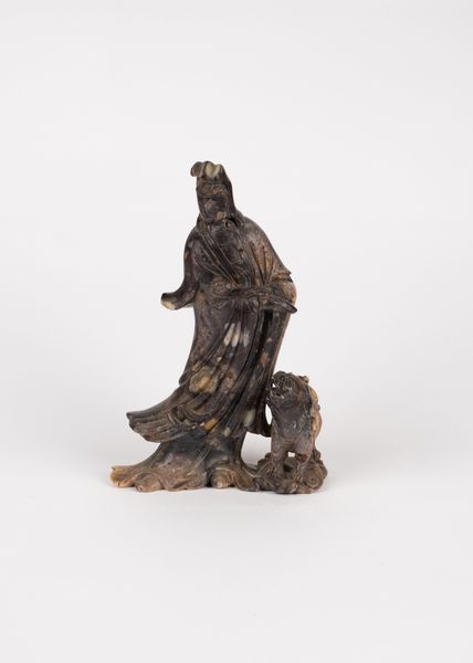 Gruppo in pietra saponaria raffigurante Guanyin con cane di pho. Cina, fine dinastia Qing  - Asta Arte orientale - Associazione Nazionale - Case d'Asta italiane