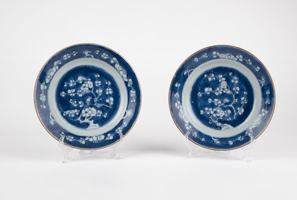 Due piatti in porcellana bianca e blu. Cina, secolo XVIII  - Asta Arte orientale - Associazione Nazionale - Case d'Asta italiane
