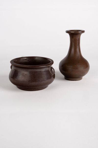 Lotto composto da un vasetto a invetriatura bronzea e un incensiere a invetriatura marrone. Cina, secolo XIX  - Asta Arte orientale - Associazione Nazionale - Case d'Asta italiane