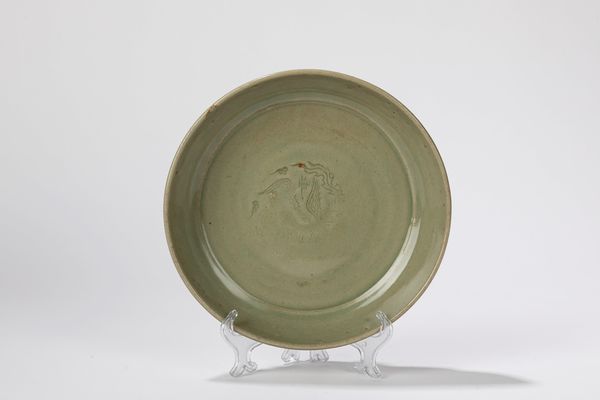 Piatto in porcellana celadon Longquan. Cina, fine dinastia Yuan/inizio dinastia Ming  - Asta Arte orientale - Associazione Nazionale - Case d'Asta italiane