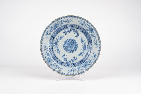 Piatto in porcellana bianca e blu. Cina, secolo XVIII  - Asta Arte orientale - Associazione Nazionale - Case d'Asta italiane