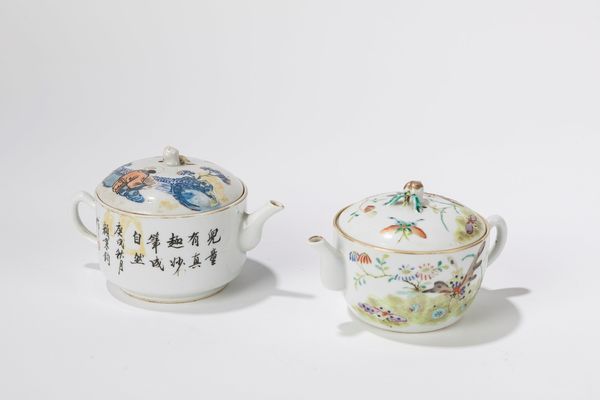 Due teiere in porcellana. Cina, periodo Guangxu (1875-1908)  - Asta Arte orientale - Associazione Nazionale - Case d'Asta italiane