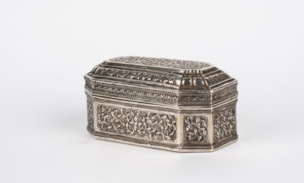 Scatola di forma ottagonale in argento. Burma, secolo XIX  - Asta Arte orientale - Associazione Nazionale - Case d'Asta italiane