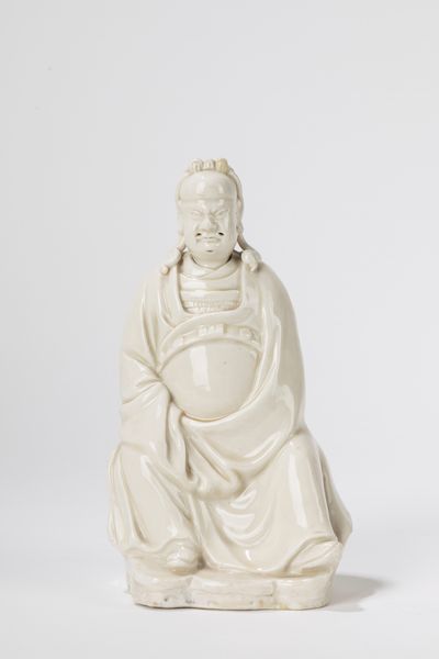 Scultura in porcellana Blanc de Chine raffigurante dignitario. Cina, secolo XIX  - Asta Arte orientale - Associazione Nazionale - Case d'Asta italiane