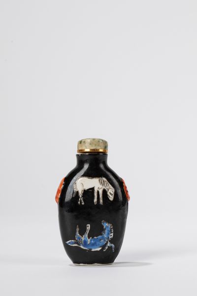 Snuff bottle in porcellana a fondo nero. Cina, fine dinastia Qing  - Asta Arte orientale - Associazione Nazionale - Case d'Asta italiane