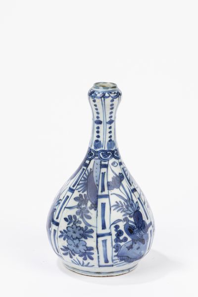 Piccolo vaso in porcellana bianca e blu. Cina, periodo Wanli (1572-1620)  - Asta Arte orientale - Associazione Nazionale - Case d'Asta italiane