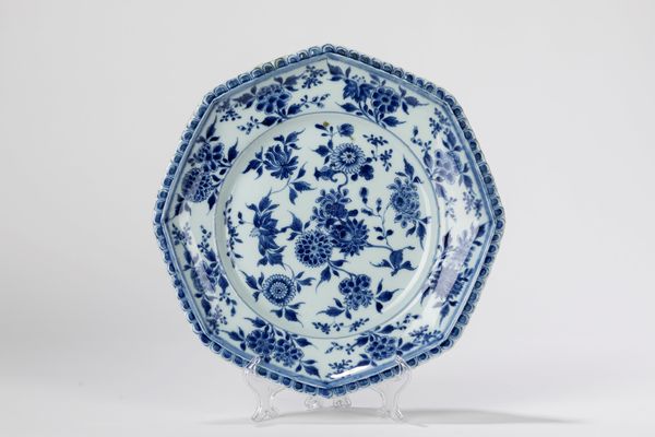 Piatto di forma ottagonale in porcellana bianca e blu. Cina, periodo Yongzheng (1723-1735)  - Asta Arte orientale - Associazione Nazionale - Case d'Asta italiane