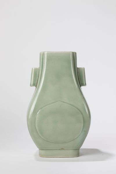 Vaso a invetriatura celadon. Cina, fine dinastia Qing/ Periodo della Repubblica  - Asta Arte orientale - Associazione Nazionale - Case d'Asta italiane