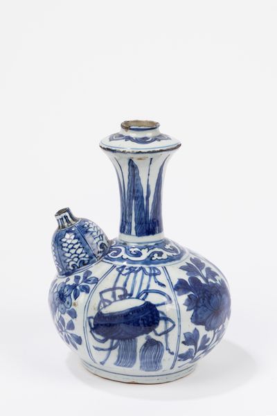 Kendi in porcellana bianca e blu. Cina, periodo Wanli (1572-1620)  - Asta Arte orientale - Associazione Nazionale - Case d'Asta italiane