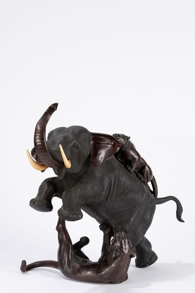 Gruppo in bronzo a patina scura raffigurante elefante. Giappone, periodo Meiji (1868-1912)  - Asta Arte orientale - Associazione Nazionale - Case d'Asta italiane