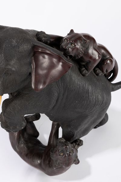 Gruppo in bronzo a patina scura raffigurante elefante. Giappone, periodo Meiji (1868-1912)  - Asta Arte orientale - Associazione Nazionale - Case d'Asta italiane