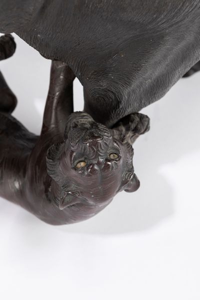 Gruppo in bronzo a patina scura raffigurante elefante. Giappone, periodo Meiji (1868-1912)  - Asta Arte orientale - Associazione Nazionale - Case d'Asta italiane