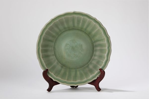 Piatto in porcellana celadon Longquan. Cina, fine dinastia Yuan/inizio dinastia Ming  - Asta Arte orientale - Associazione Nazionale - Case d'Asta italiane