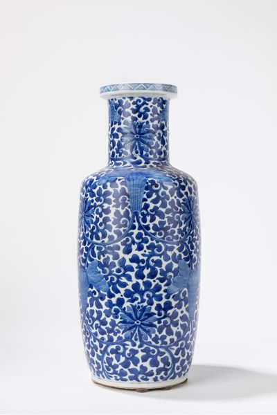 Vaso a rullo in porcellana bianca e blu. Cina, periodo Guangxu (1875-1908)  - Asta Arte orientale - Associazione Nazionale - Case d'Asta italiane