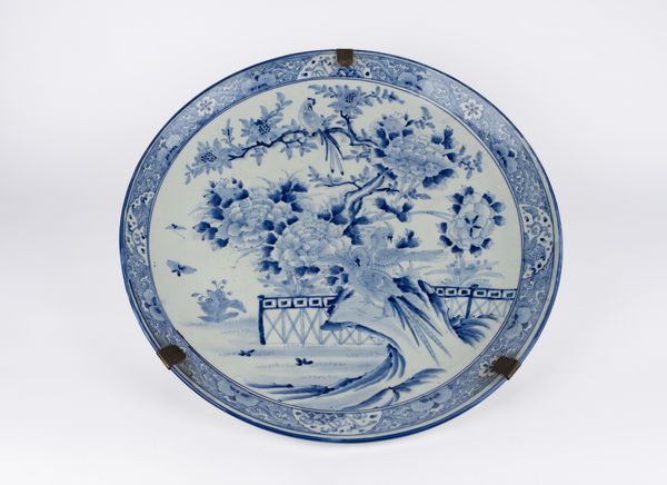 Grande piatto in porcellana bianca e blu. Giappone, secolo XIX  - Asta Arte orientale - Associazione Nazionale - Case d'Asta italiane