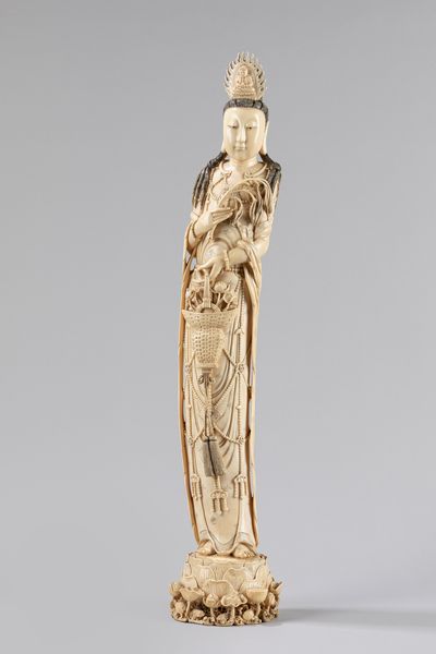 Grande scultura in avorio raffigurante Guaniyn. Cina, sec. XIX  - Asta Arte orientale - Associazione Nazionale - Case d'Asta italiane