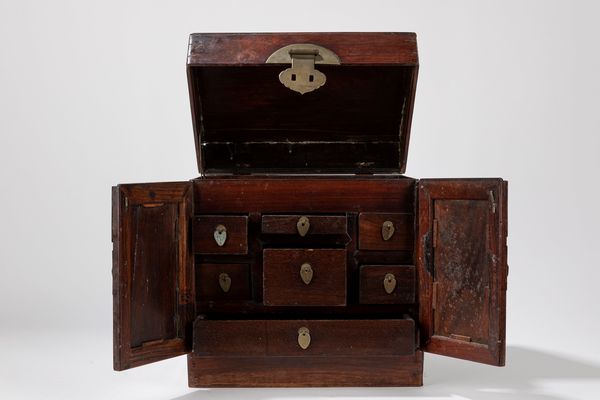 Piccolo stipo da viaggio in legno duro rosso. Cina, inizi secolo XX  - Asta Arte orientale - Associazione Nazionale - Case d'Asta italiane