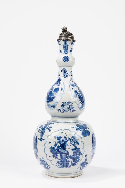 Vaso a doppia zucca in porcellana bianca e blu. Cina, periodo Kangxi (1661-1722), per l'esportazione  - Asta Arte orientale - Associazione Nazionale - Case d'Asta italiane