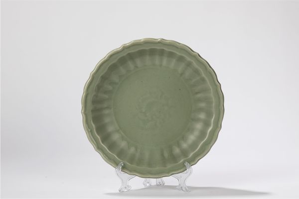 Piatto in porcellana celadon Longquan. Cina, fine dinastia Yuan/inizio dinastia Ming  - Asta Arte orientale - Associazione Nazionale - Case d'Asta italiane