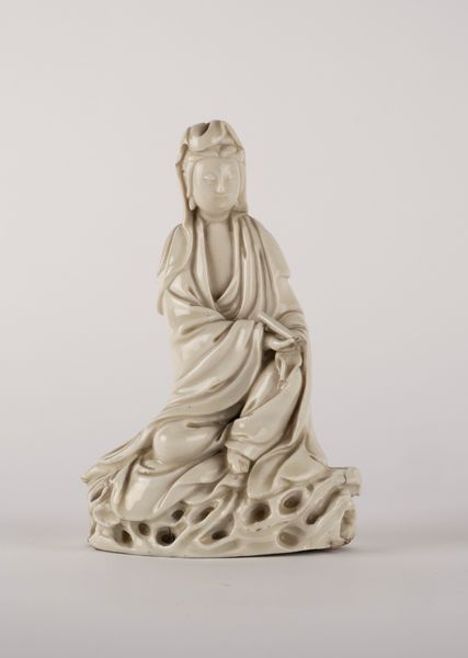 Scultura in porcella bianca raffigurante Guanyin. Cina, secolo XVII  - Asta Arte orientale - Associazione Nazionale - Case d'Asta italiane