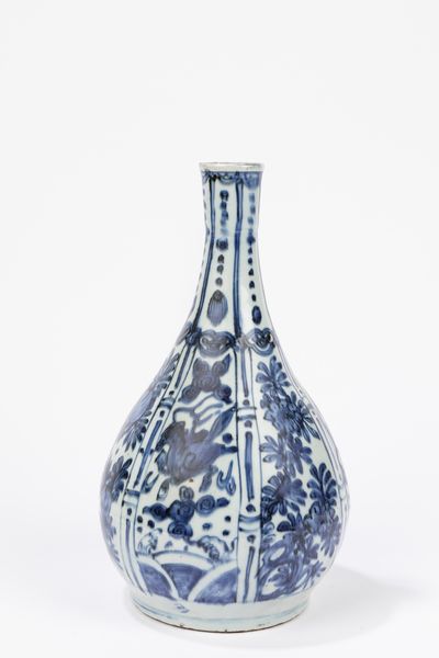Vaso a bottiglia in porcellana bianca e blu. Cina, periodo Wanli (1572-1620)  - Asta Arte orientale - Associazione Nazionale - Case d'Asta italiane