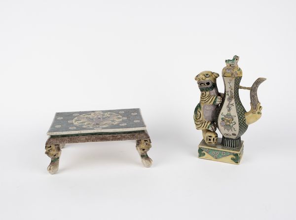 Tavolino in porcellana e versatoio con cane di pho, in porcellana famiglia verde. Cina, periodo Kangxi (1661-1722)  - Asta Arte orientale - Associazione Nazionale - Case d'Asta italiane