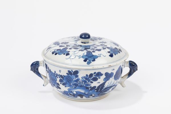 Tazza biansata con coperchio in porcellana bianca e blu. Cina, periodo Kangxi (1661-1722)  - Asta Arte orientale - Associazione Nazionale - Case d'Asta italiane