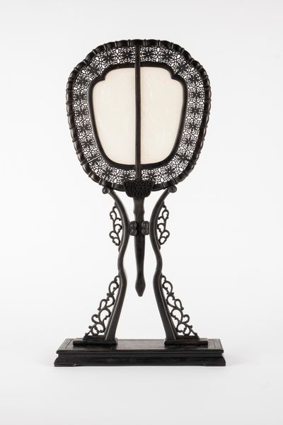 Ventaglio con supporto da tavolo centrato da giada. Cina, Periodo della Repubblica (1912-1949)  - Asta Arte orientale - Associazione Nazionale - Case d'Asta italiane