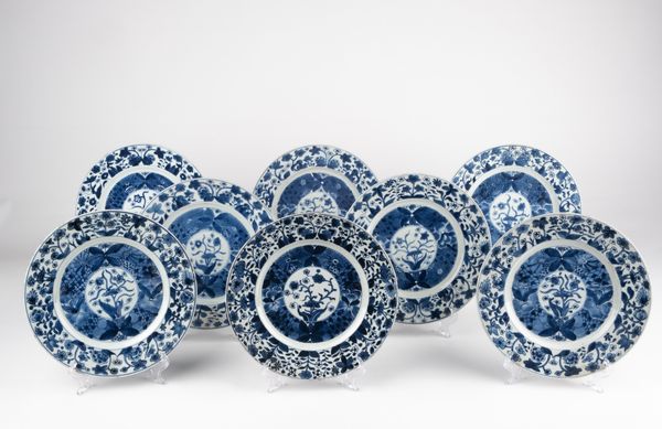 Otto piatti in porcellana bianca e blu. Cina, secolo XVIII  - Asta Arte orientale - Associazione Nazionale - Case d'Asta italiane