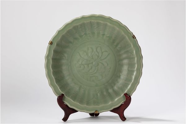 Piatto in porcellana celadon Longquan. Cina, inizio dinastia Ming, secolo XV  - Asta Arte orientale - Associazione Nazionale - Case d'Asta italiane