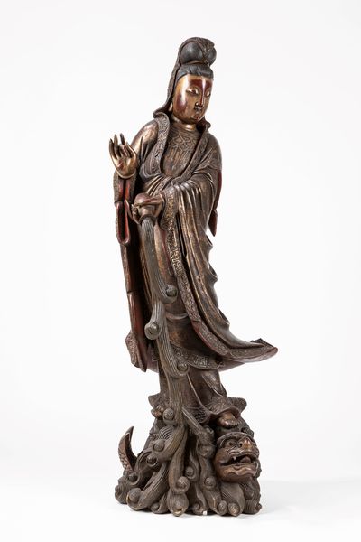 Grande Guanyin in legno intagliato e dorato. Cina, secolo XIX  - Asta Arte orientale - Associazione Nazionale - Case d'Asta italiane