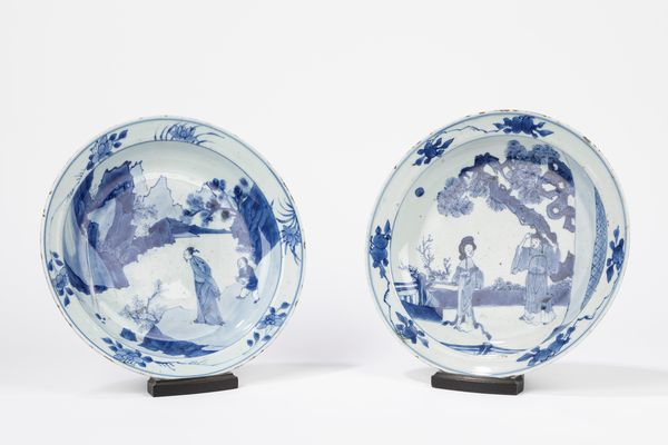 Due piatti in porcellana bianca e blu. Cina, periodo Kangxi (1661-1722)  - Asta Arte orientale - Associazione Nazionale - Case d'Asta italiane