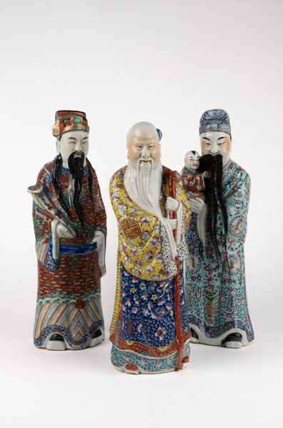 Tre sculture in porcellana raffiguranti saggi. Cina, periodo della Repubblica (1912-1949)  - Asta Arte orientale - Associazione Nazionale - Case d'Asta italiane
