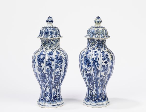 Coppia di vasetti con coperchio in porcellana bianca e blu. Cina, periodo Kangxi (1661-1722)  - Asta Arte orientale - Associazione Nazionale - Case d'Asta italiane