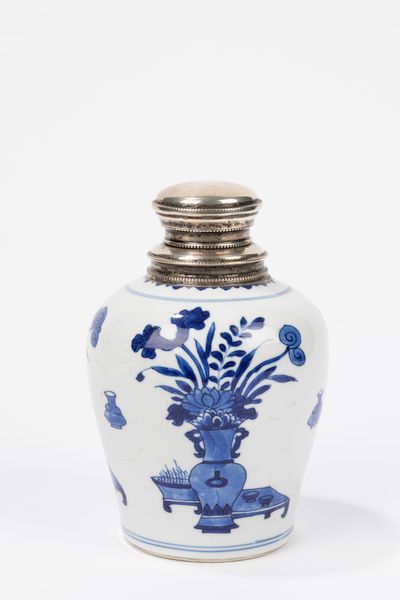 Vasetto in porcellana bianca e blu. Cina, periodo Kangxi (1661-1722)  - Asta Arte orientale - Associazione Nazionale - Case d'Asta italiane