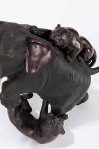Gruppo in bronzo a patina scura raffigurante elefante. Giappone, periodo Meiji (1868-1912)  - Asta Arte orientale - Associazione Nazionale - Case d'Asta italiane
