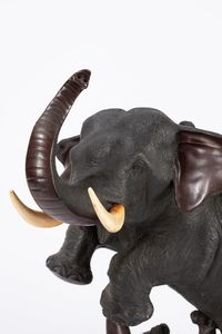 Gruppo in bronzo a patina scura raffigurante elefante. Giappone, periodo Meiji (1868-1912)  - Asta Arte orientale - Associazione Nazionale - Case d'Asta italiane