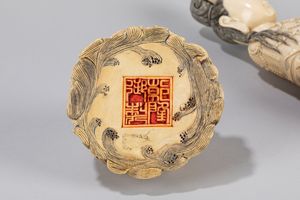 Grande scultura in avorio raffigurante Guaniyn. Cina, sec. XIX  - Asta Arte orientale - Associazione Nazionale - Case d'Asta italiane